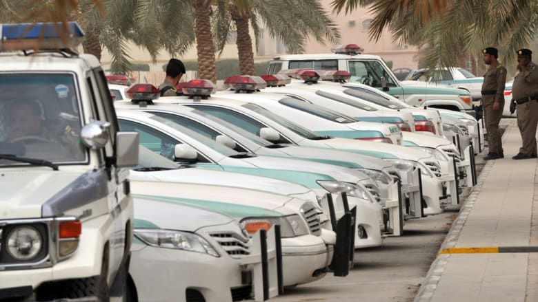 سيارات ورجال الشرطة السعودية أمام "مسجد الراجحي" بوسط مدينة الرياض في مارس 2011