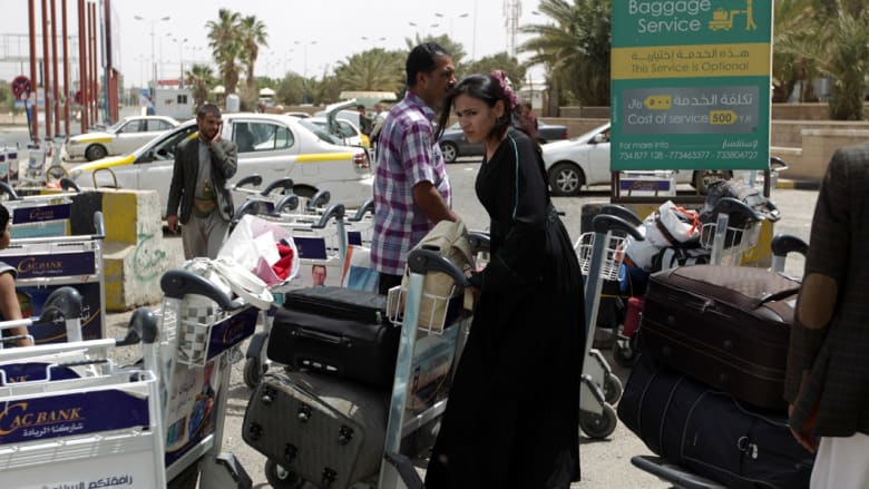 بالصور.. الآلاف يبحثون عن مفر تحت وطأة القصف عبر مطار صنعاء