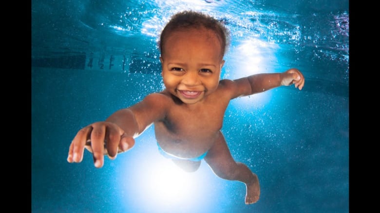 صور لظرافة الأطفال تحت المياه