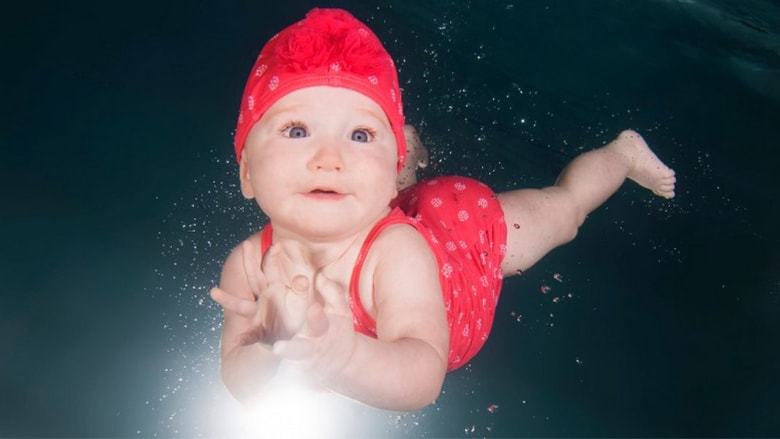 صور لظرافة الأطفال تحت المياه