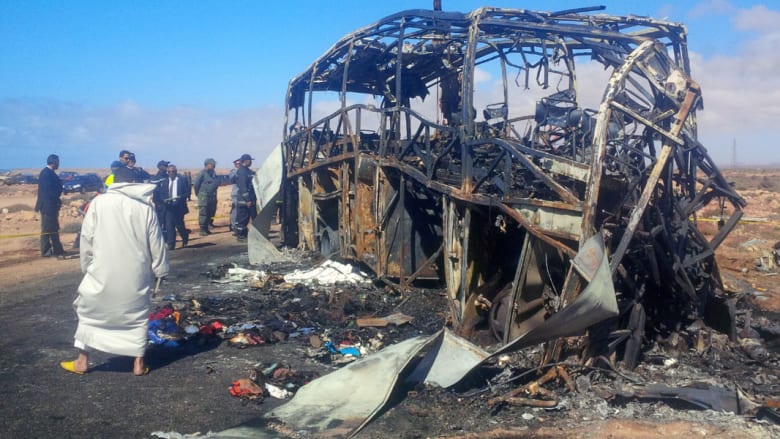 بالصور.. مشاهد أولية لحادث بالمغرب أودى بحياة 34 شخصاً على الأقل