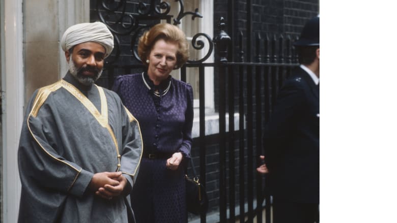 سلطان عمان، قابوس بن سعيد أقدم حاكم عربي على قيد الحياة ، مع رئيسة وزراء بريطانيا مارغريت تاتشر، مارس/ آذار 1982
