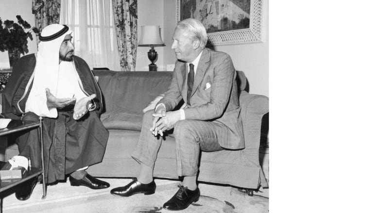 الشيخ زايد بن سلطان آل نهيان أول رئيس لدولة الإمارات العربية المتحدة، مع رئيس الوزراء البريطاني إدوارد هيث، فندق دورتشيستر، لندن، يونيو/ حزيران 1969