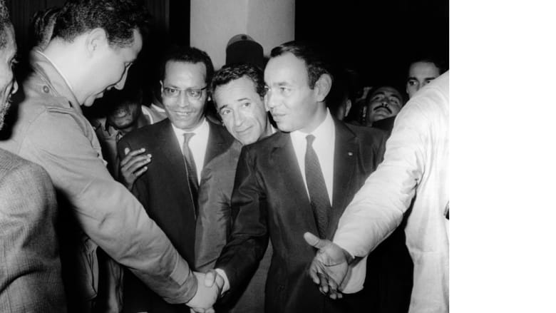  عاهل المغرب الملك الحسن الثاني (يمين) يصافح الرئيس الجزائري أحمد بن بلا في المغرب عبد توقيع اتفاق هدنة 1963