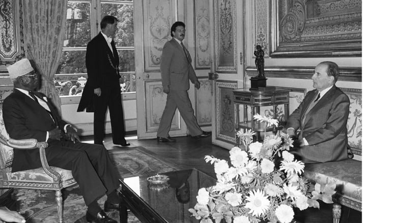 الرئيس الجيبوتي حسن جوليد ابتيدون، أول رئيس للبلاد بعد استقلالها، مع الرئيس الفرنسي جاك شيراك، في قصر الإليزية بباريس، 8 أغسطس/ آب 1986 