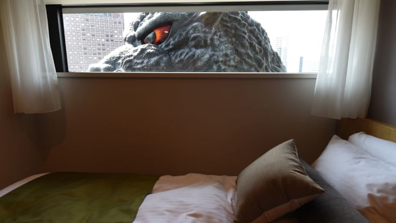 بالصور.. وحش غودزيلا يجتاح فندقاً في اليابان