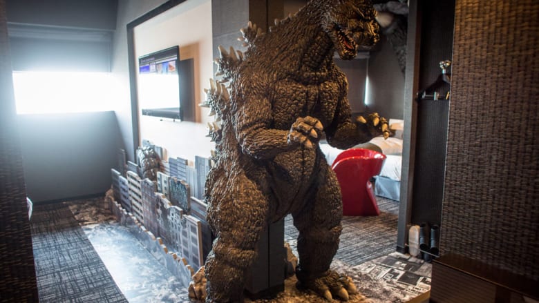 بالصور.. وحش غودزيلا يجتاح فندقاً في اليابان