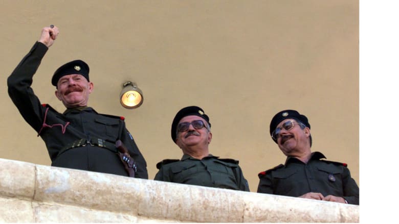 عزة إبراهيم إلى اليسار وبجانبه نائب رئيس الوزراء طارق عزيز في الوسط، وعلي حسن المجيد المعروف بعلي الكيماوي، خلال احتفال بعيد ميلاد صدام حسين 28 أبريل/ نيسان 2001