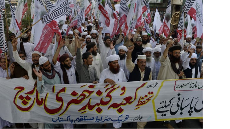 مسلمون سنة في لاهور الباكستانية، يتظاهرون تأييدا لـ"عاصفة الحزم" 17 أبريل/ نيسان 2015