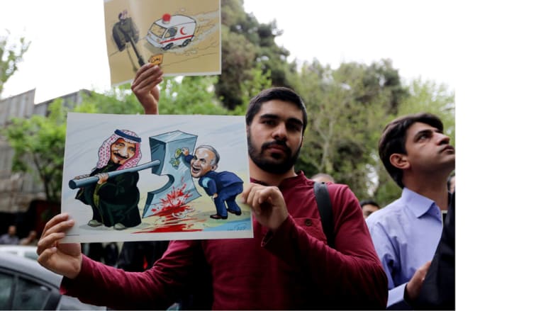 طلاب إيرانيون يرفعون رسوما تدين الغارات السعودية على اليمن، في تظاهرة أمام مبنى الأمم المتحدة بطهران حيث تدعم طهران مليشيات الحوثي، 16 أبريل/ نيسان 2015