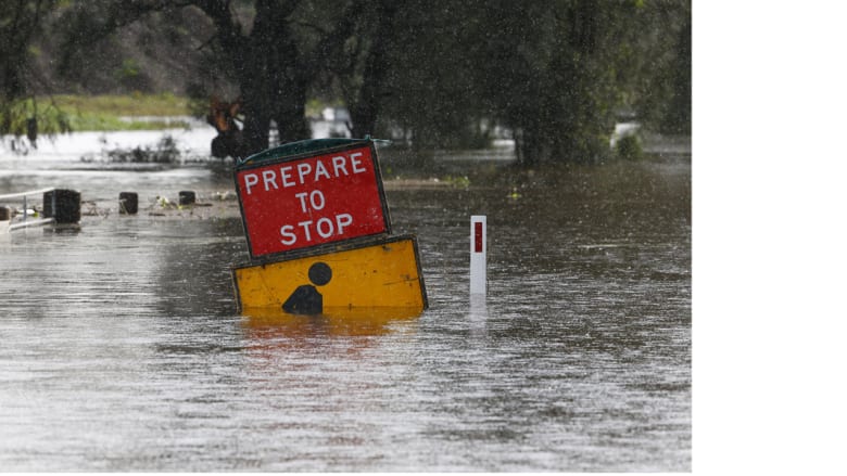 اللافتة التحذيرية تغمرها المياه بالقرب من دونغونغ، أستراليا 22 أبريل/ نيسان 2015