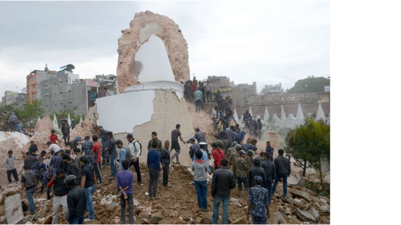 انهيار برج أثري يعود إلى القرن التاسع عشر، في العاصمة النيبالية كاتماندو، 25 أبريل/ نيسان 2015