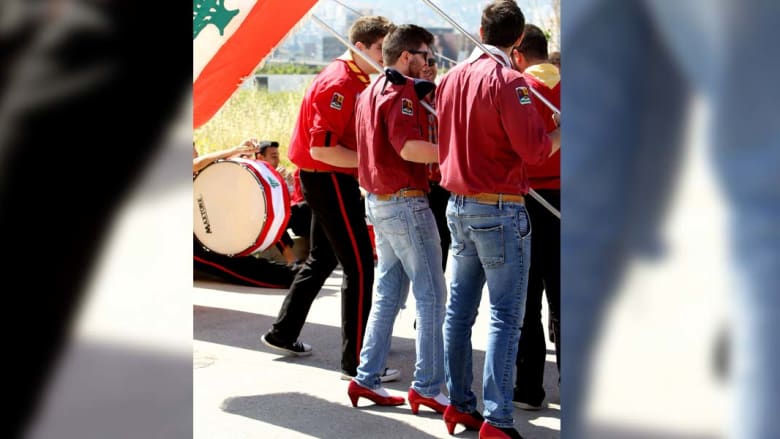 بالصور..رجال يرتدون أحذية حمراء بكعوب عالية منعاً لتعنيف المرأة اللبنانية