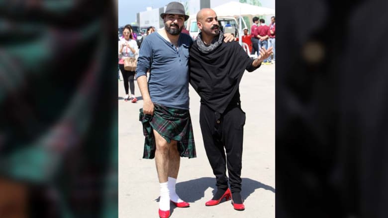 بالصور..رجال يرتدون أحذية حمراء بكعوب عالية منعاً لتعنيف المرأة اللبنانية