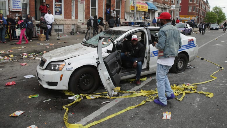 أمريكا: إعلان حال الطوارئ في بالتيمور بعد مصادمات عنيفة تشبه أحداث فيرغسون بسبب مقتل شاب أسود