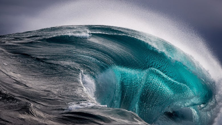 بالصور..أمواج البحر السلسة تتحول إلى جبال فاتنة من المياه 