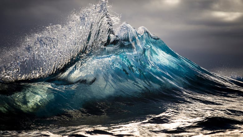 بالصور..أمواج البحر السلسة تتحول إلى جبال فاتنة من المياه 