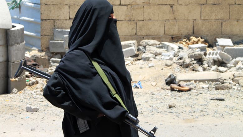 يمنية تحمل سلاحها في عدن