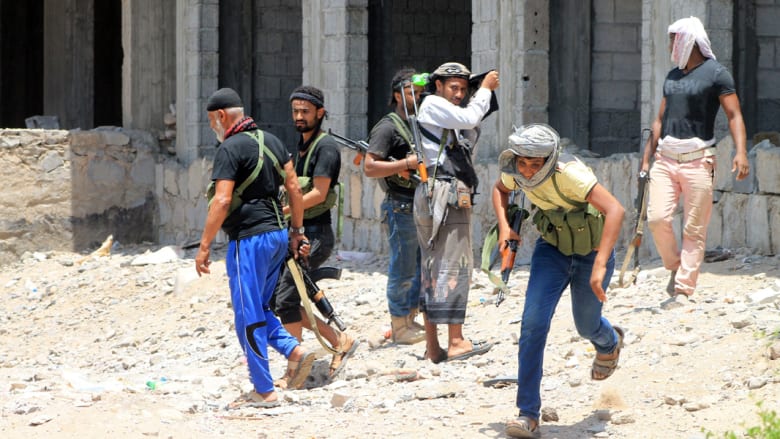 مقاتلون موالون للرئيس اليمني أثناء اشتباكات مع مليشيات الحوثي بضاحية دار سعد في عدن
