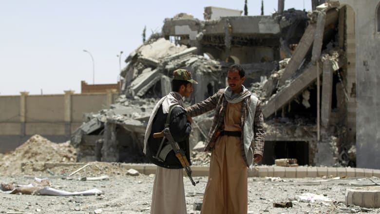 عنصران من مليشيات الحوثي في مقر قائد عسكري بصنعاء دمر بغارة جوية