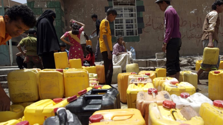 يعاني اليمنيون من شح حاد في امدادات المياه