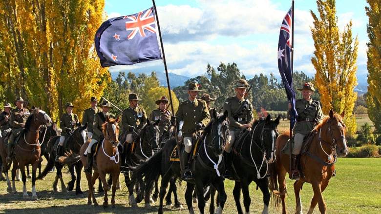 بالصور..نيوزيلندا تحيي الذكرى المائة للحرب العالمية الأولى بمائة حصان وفارس