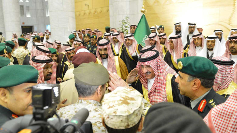 السعودية.. بعد إعفائه من ولاية العهد.. الأمير مقرن يبدد الشكوك حول انقسام داخل الأسرة الحاكمة ويتقدم المبايعين لولي العهد وولي ولي العهد 