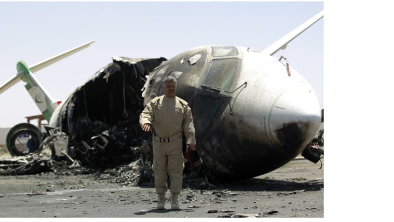 طائرة تابعة لخطوط فيلكس بعد قصفها بغارة جوية في مطار صنعاء الدولي، 29 أبريل/ نيسان 2015، حيث دمرت طائرات التحالف مدرج المطار الذي يسيطر عليه الحوثيو