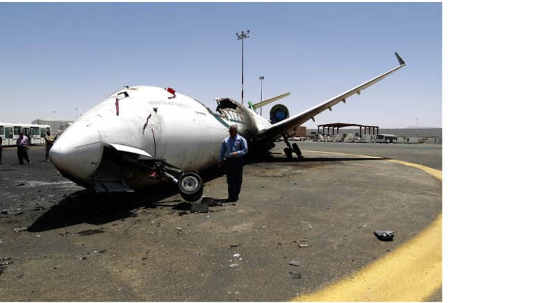 طائرة تابعة لخطوط فيلكس بعد قصفها بغارة جوية في مطار صنعاء الدولي، 29 أبريل/ نيسان 2015، حيث دمرت طائرات التحالف مدرج المطار الذي يسيطر عليه الحوثيون