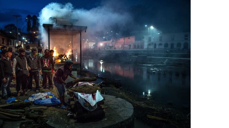 نيبال .. حرق جثث الضحايا 