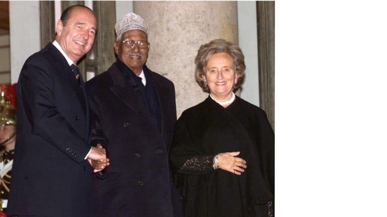 الرئيس الجيبوتي حسن جوليد ابيتدون يتوسط الرئيس الفرنسي الأسبق جاك شيراك وزوجته، خلال قمة الفرانكوفونية بقصر الأليزية 27 نوفمبر/ تشرين الثاني 1998 