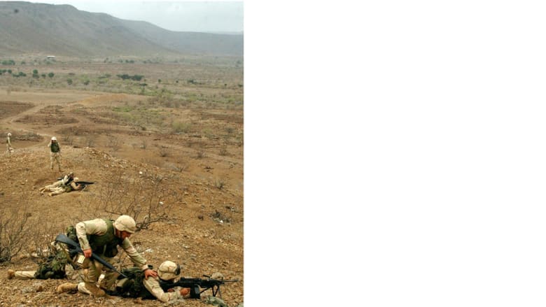 جنود من مشاة البحرية الأمريكية يتخذون مواقعهم خلال تدريبات عسكرية بالذخيرة الحية في جيبوتي، ديسمبر/ كانون الأول 2002