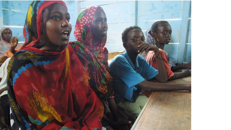 شابات لاجئات صوماليات في أحد المدارس التابعة لمفوضية شؤون اللاجئين في مخيم هول-هول 27 فبراير/ شباط 2003