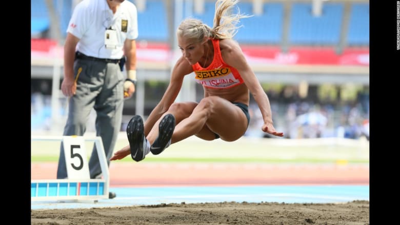 الروسية داريا كليشينا في مسابقة للوثب الطويل، وقد فازت بقفزة بلغت 6.88 امتار