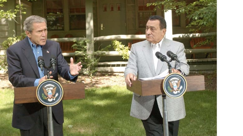 الرئيس المصري الأسبق حسن مبارك مع الرئيس الأمريكي جورج بوش