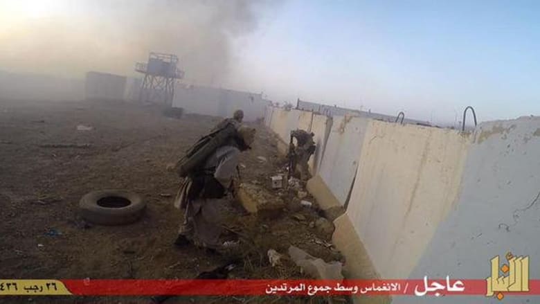 بالصور.. داعش ينشر لقطات من عجومه على الرمادي ورفع رايته فوق منشأة حكومية 