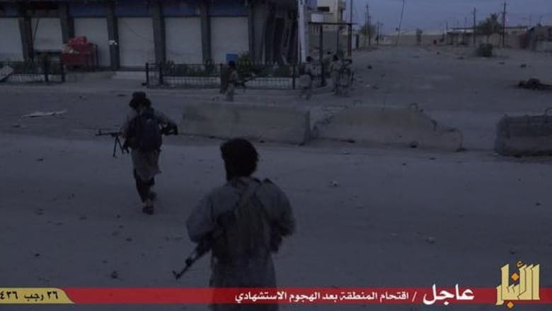 بالصور.. داعش ينشر لقطات من عجومه على الرمادي ورفع رايته فوق منشأة حكومية 