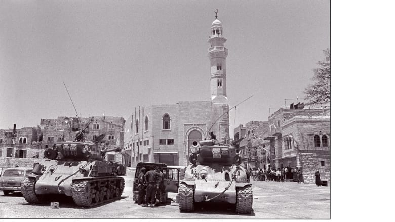 دبابة إسرائيلية أمريكية الصنع من طراز سوبر شيرمان، في منطقة القدس الشرقية بعد حرب الأيام الستة العربية الإسرائيلية عام 1967 والتي استولت فيها إسرائيل على الشطر الشرقي من المدينة