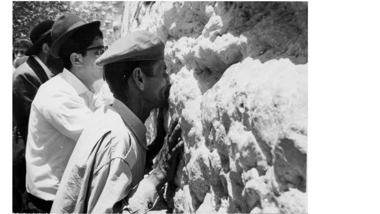 يهود يؤدون الصلاة عند حائظ المبكى في القدس الشرقية 1967