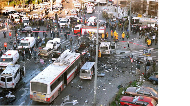 شخص فجر نفسه بحافلة في القدس ما أدى لمقتل 23 على الأقل 25 فبراير/ شباط 1996