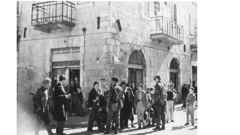 جنود بريطانيون يستجوبون مجموعة من طلبة المدارس في أحد شوارع القدس، بعد أن طلبت المقوضة العليا البريطانية من النساء والأطفال والمدنيين مغادرة القدس بسبب تزايد أعمال العنف 1فبراير/ شباط 1947