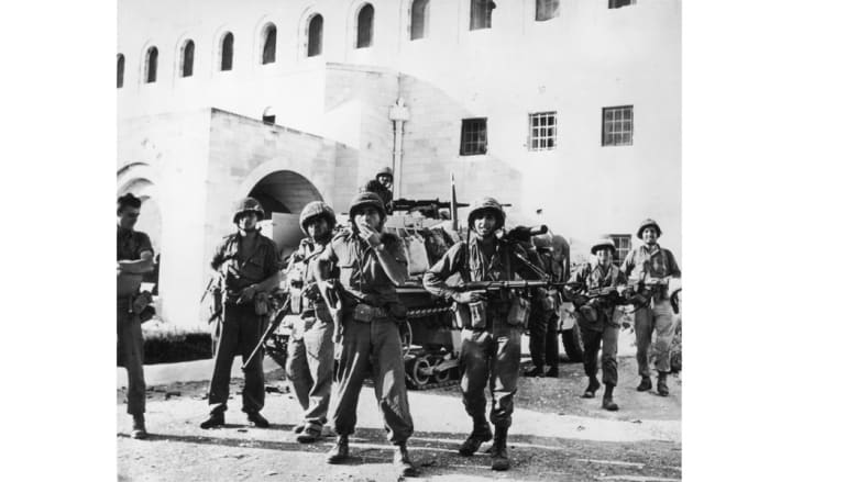 جنود إسرائيليون خارج مبنى الأمم المتحدة في القدس، بعد السيطرة على المدينة من الأردن في حرب الأيام الستة، 8 يونيو/ حزيران 1967