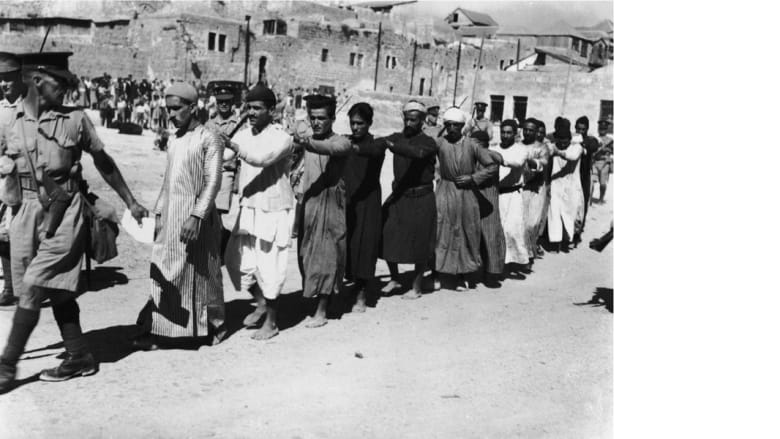 جنود بريطانيون يقتادون سجناء عرب في مدينة القدس القديمة بعد شغب ضد الانتداب البريطاني 26 أكتوبر/ تشرين الأول 1938 