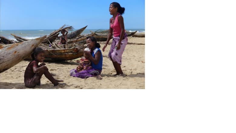 فتيات في بلدة ماناكارا الميناء الرئيسي السابق لمدغشقر.. الآن يميز الهدوء البلدة بشواطئها الرملية الخلابة.
