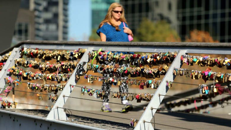 هل "أثقل" أكثر من 20 ألف من "أقفال الحب" على الجسر؟