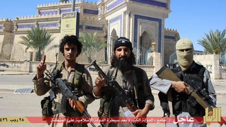 بالصور.. داعش ينشر لقطات من "الغنائم" في الرمادي