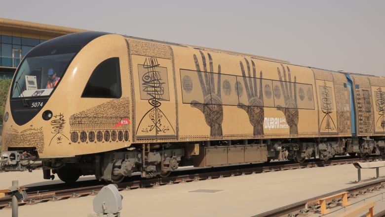عمل للفنان رشيد قريشي يستخدم فيه الخطوط العربية الدقيقة لتشكيل رموز فنية