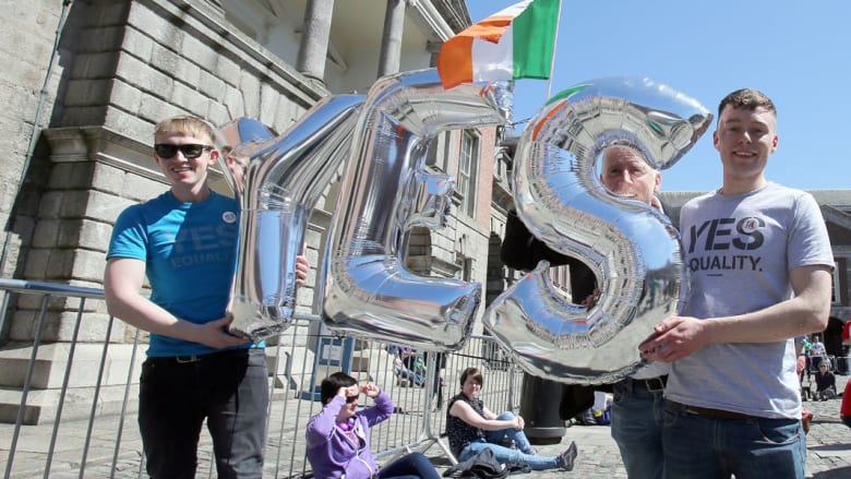 أيرلندا أول دولة تسمح بزواج مثليي الجنس باستفتاء شعبي رغم معارضة الكنيسة