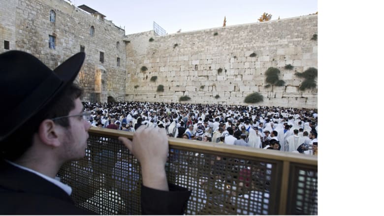 يهود يؤدون الصلاة عند حائط المبكى في القدس