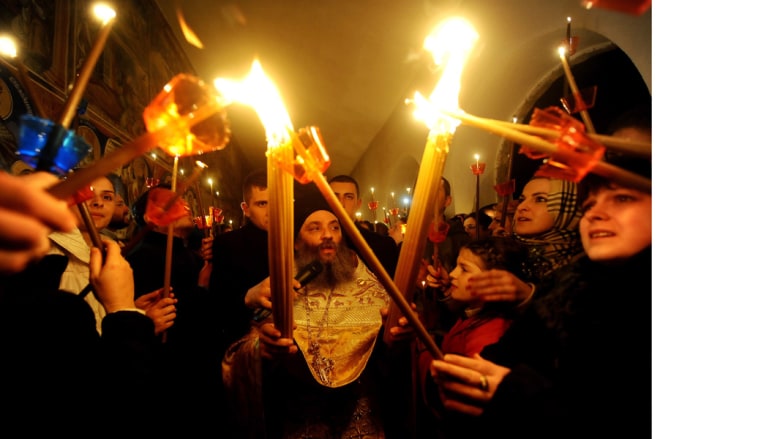 مسيحيون أرثوذكس يشعلون الشموع من شعلة وصلت من القدس خلال الاحتفال بعيد الفصح في مقدونيا